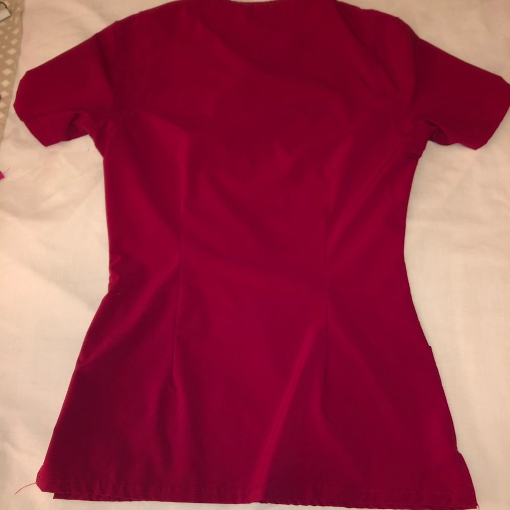 Smitten Goddess 5 Pocket V-Neck Scrub Top - Picture 4 of 8